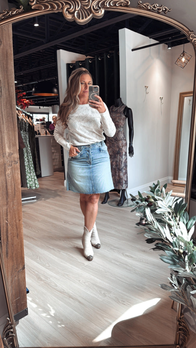 2624016 D Exposed Seam Lace Top