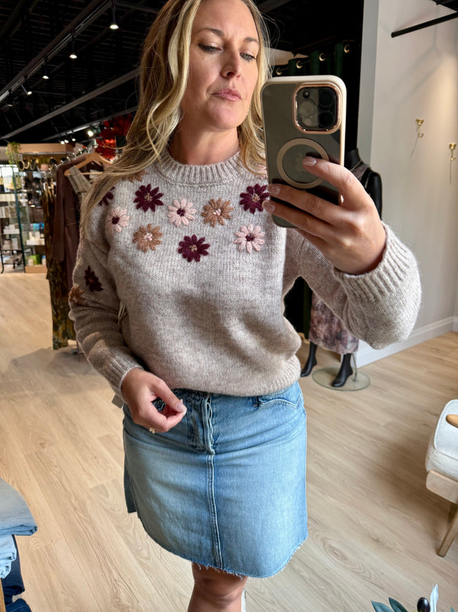 2627014 T Crewneck Floral Applique Sweater