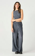 2422200 D Pull On Pleated Pants