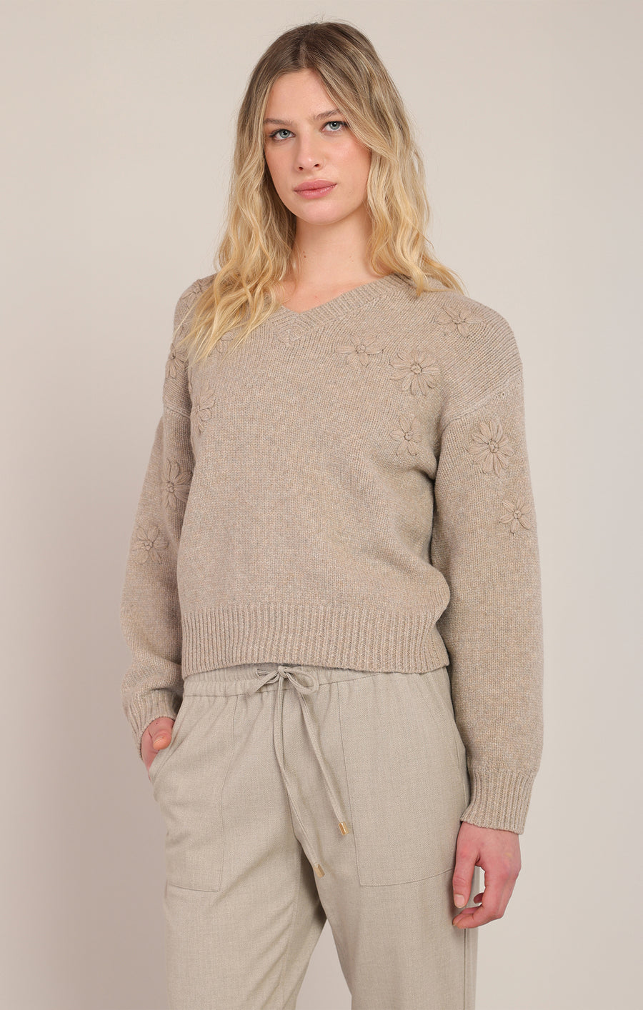 2827041 DG Flower Embroidered Sweater Top