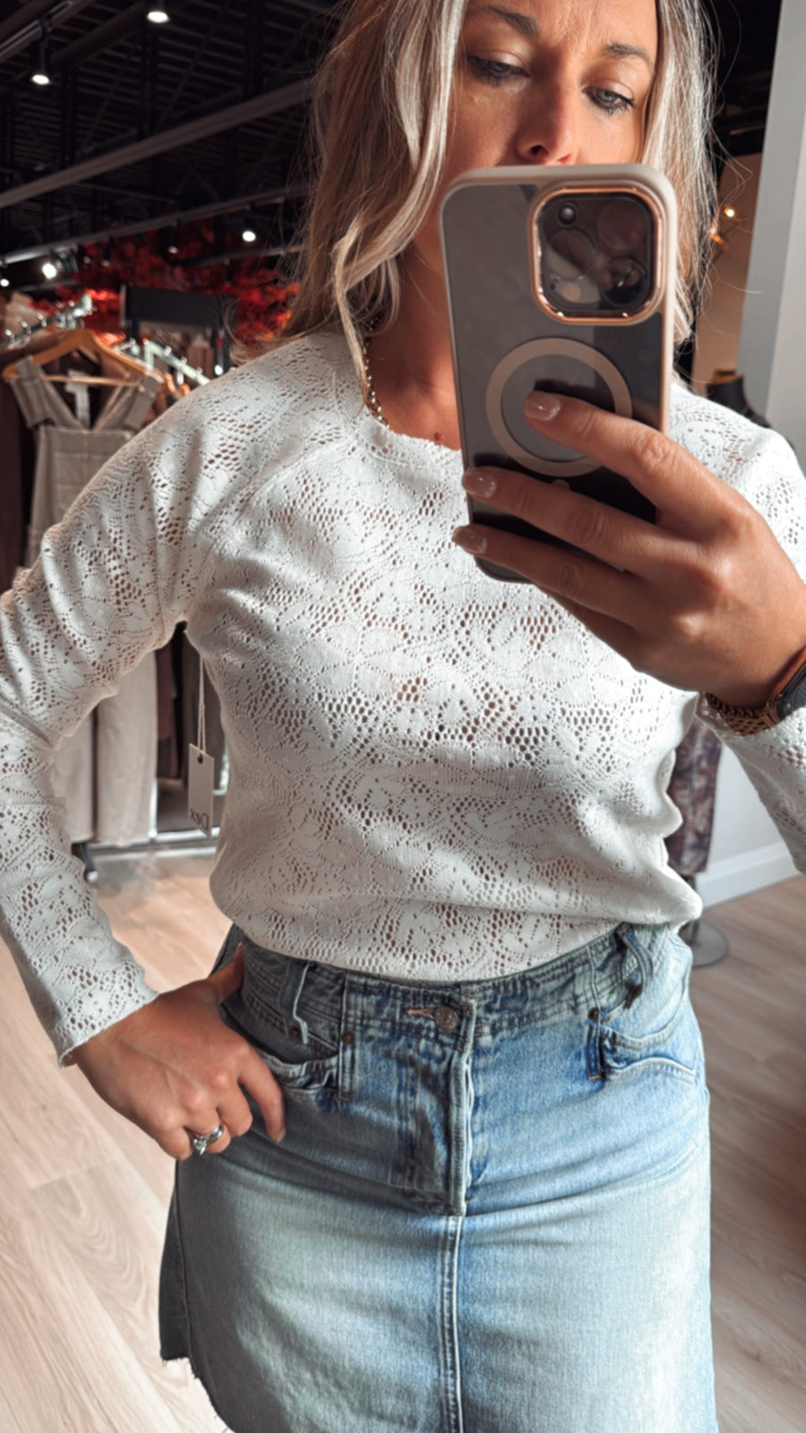 2624016 D Exposed Seam Lace Top