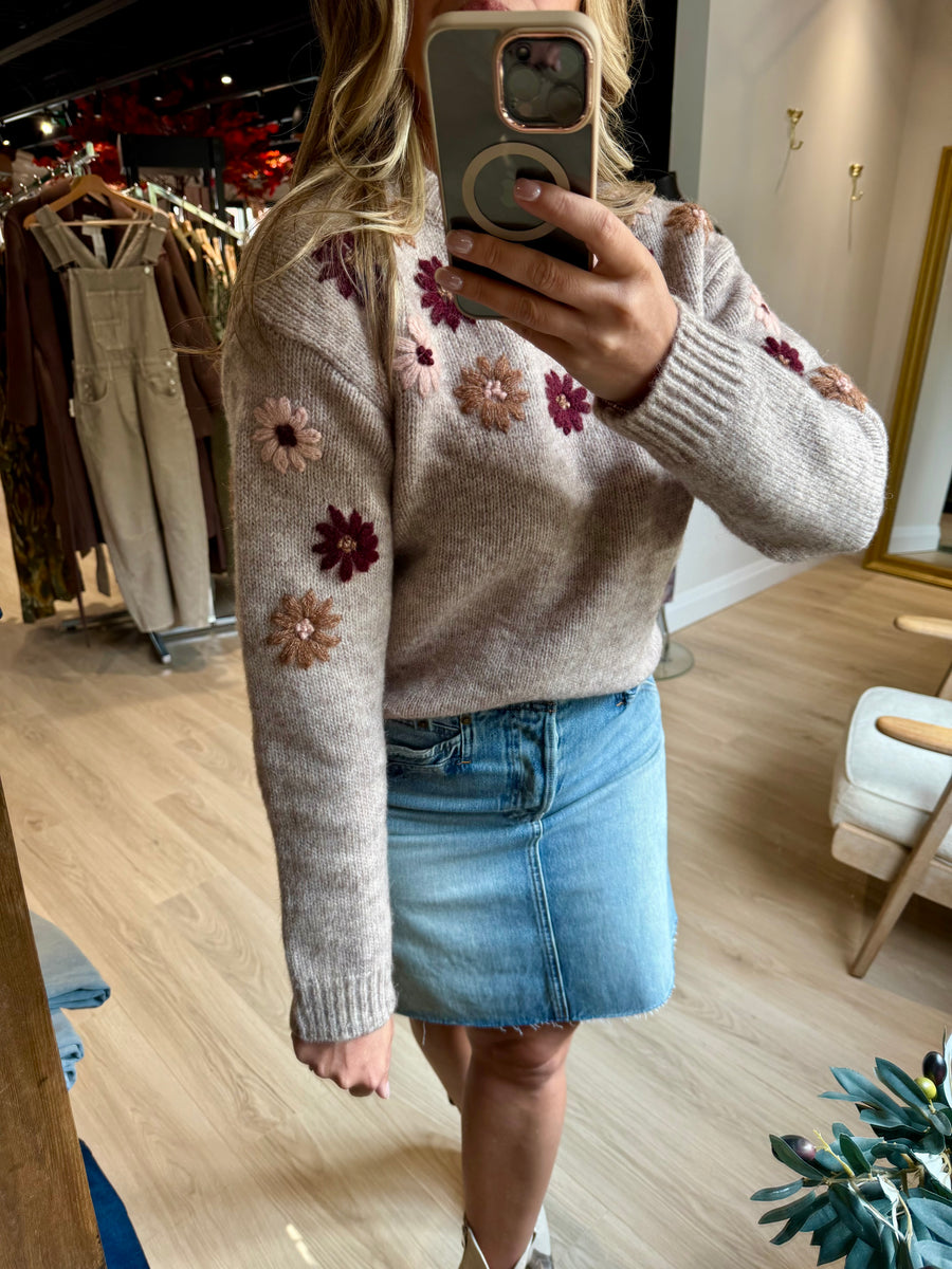 2627014 T Crewneck Floral Applique Sweater